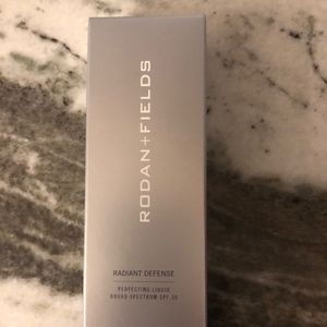 Radiant Defense Perfecting Liquid - ALMOND